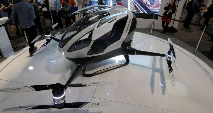 Tại triển lãm đồ điện tử dân dụng CES CES-2016 tại Las Vegas, (Mỹ), công ty Trung Quốc Ehang giới thiệu mẫu thiết bị bay không người lái dùng để chở một hành khách.