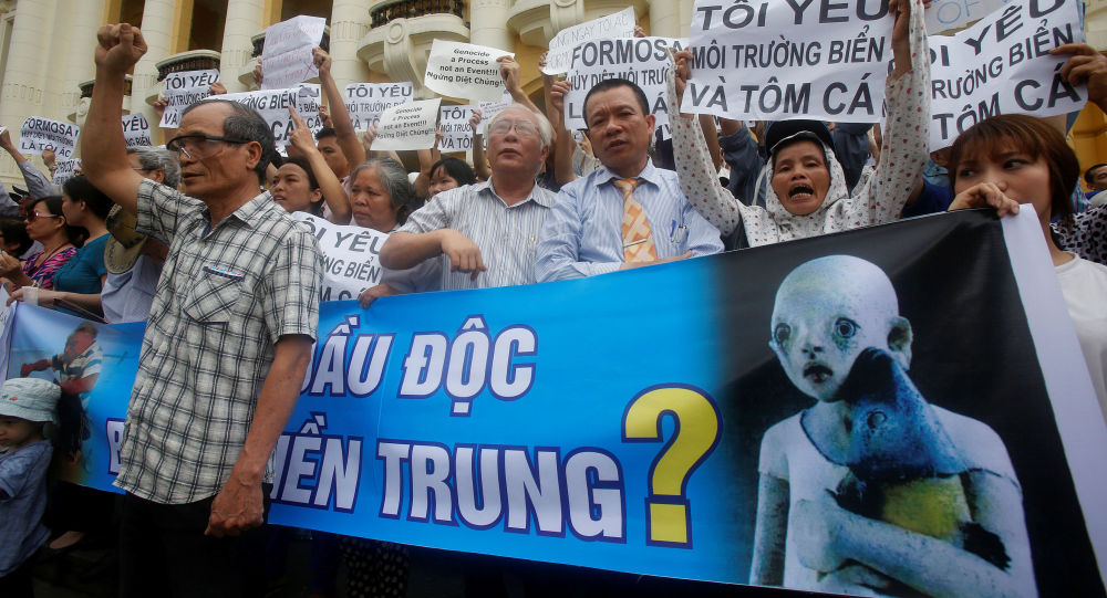 Hàng trăm người dân Hà Nội biểu tình phản đối chất thải độc hại khiến cá chết