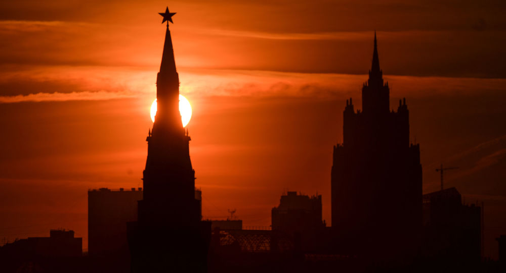 Một trong những ngọn tháp của điện Kremlin  Moskva vào lúc hoàng hôn