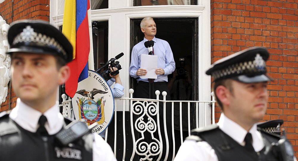 Tổng thống Ecuador gọi việc Assange ở lại đại sứ quán là vấn đề
