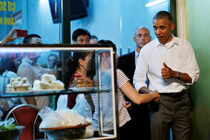 Tổng thống Mỹ Barack Obama sau bữa trưa tại một nhà hàng ở Hà Nội