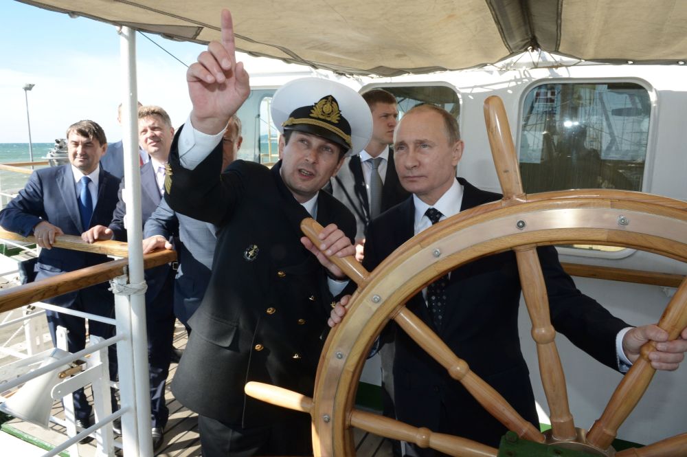 Tổng thống Nga Vladimir Putin trên tàu buồm 