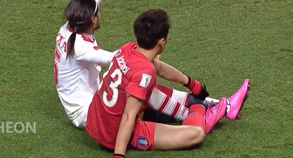 Vướng dây giày: cầu thủ bóng đá Hàn Quốc và Syria làm cho dân mạng cười nghiêng ngả