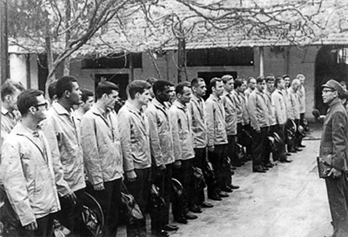 Các phi công Mỹ bị bắt làm tù binh hồi tháng 12 năm 1972