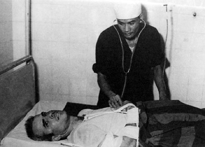 John McCain được bác sĩ Việt Nam khám bệnh trong trại giam ở Hà Nội