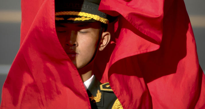 Đội Cảnh vệ với cờ nghi thức trong lễ đón Chủ tịch nước Việt Nam Trần Đại Quang  ở Trung Quốc