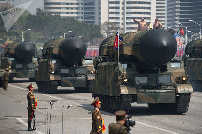 Военные транспортные средства с ракетами во время военного парада, посвященного 105-летию со дня рождения Ким Ир Сена в Пхеньяне, Северная Корея