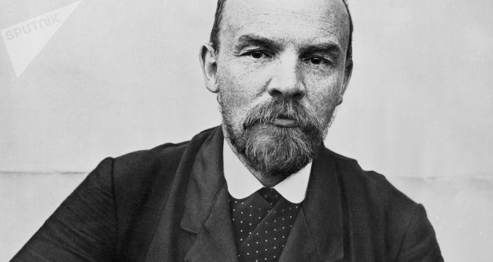 Vladimir Lenin - Nhà tổ chức chính và người lãnh đạo  cuộc Cách mạng tháng Mười 1917 ở Nga