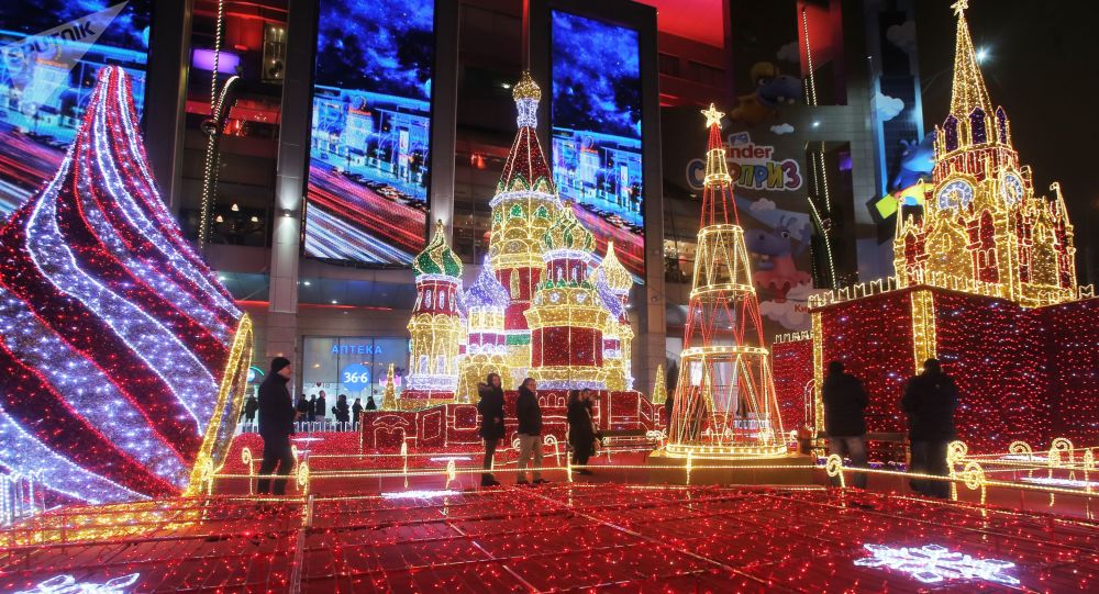 Lung linh Moskva: Hàng nghìn cây thông, quả cầu khổng lồ và vô số đèn màu