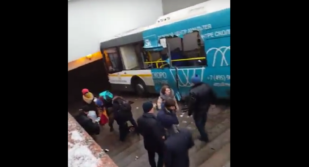 Tại Moskva, xe buýt đâm vào đường hầm dành cho người đi bộ (Ảnh, video)