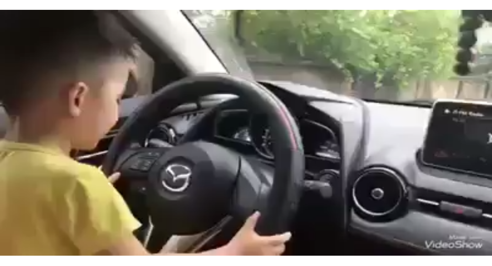 Cậu nhóc lái ô tô trên đường Việt Nam thu hút sự chú ý của dân mạng (Video)