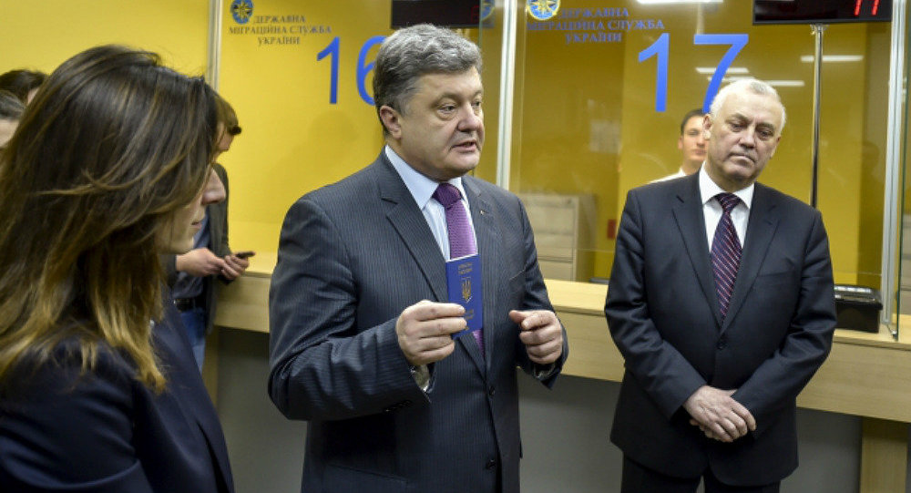 Poroshenko đi nghỉ với giấy tờ mang tên giả