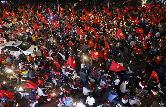 Người hâm mộ bóng đá Việt Nam vui sướng mừng chiến thắng của đội tuyển nước nhà tiến vào trận chung kết giải  Vô địch Châu Á U 23.