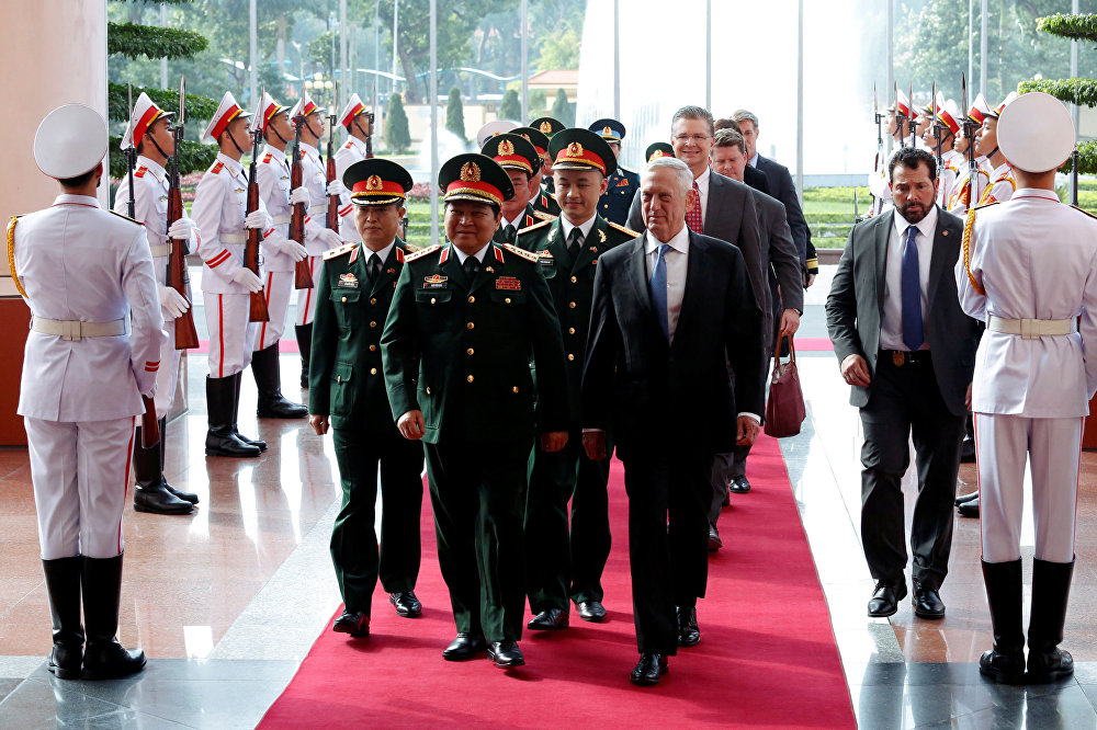 Bộ trưởng Quốc phòng Mỹ Jim Mattis và Bộ trưởng Quốc phòng Việt Nam Ngô Xuân Lịch trong cuộc họp tại Hà Nội