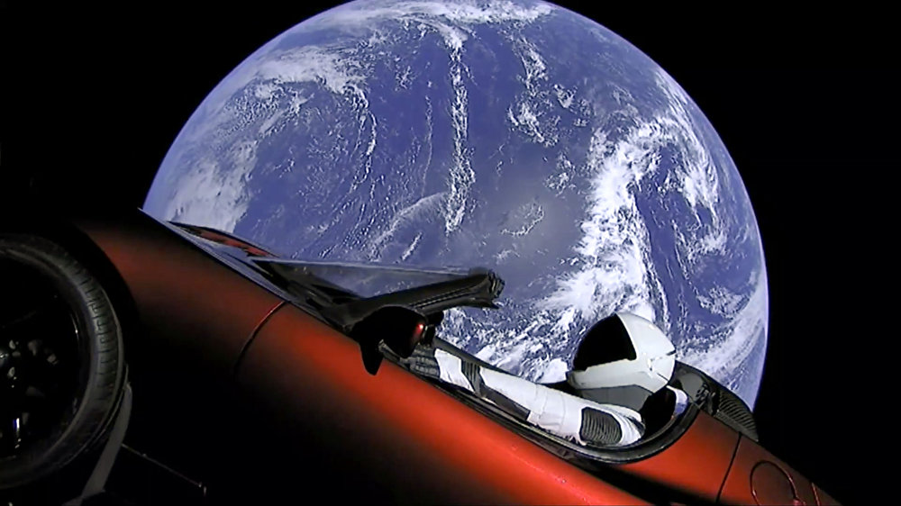 SpaceX phóng tên lửa Falcon Heavy mang chiếc xe mui trần Tesla ra khoảng không vũ trụ
