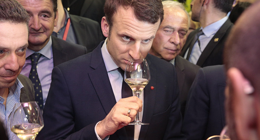 Tổng thống Pháp tiết lộ mình uống rượu vang hai lần mỗi ngày