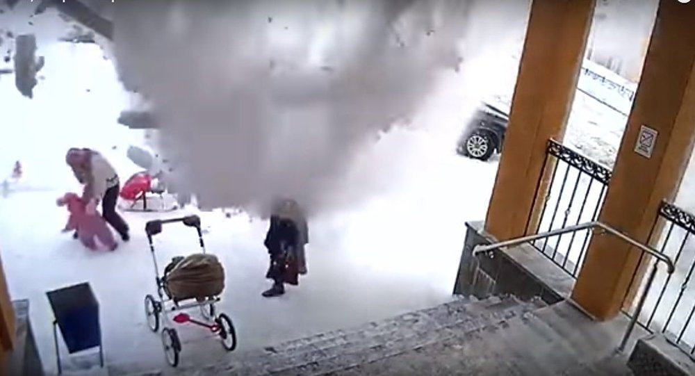Bé gái tuổi rưỡi cứu mẹ khỏi trận lở tuyết (Video)