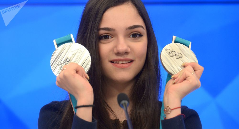 Medvedeva cho thấy các VĐV Olympic đến từ Nga giấu quốc kỳ như thế nào