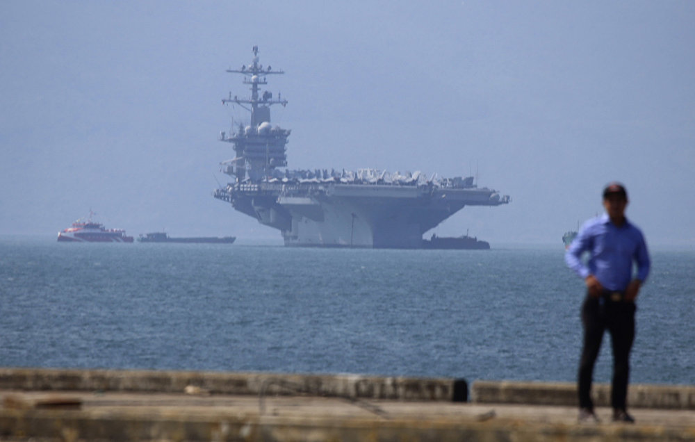 Tàu sân bay Mỹ USS Carl Vinson tại cảng Tiên Sa ở Đà Nẵng