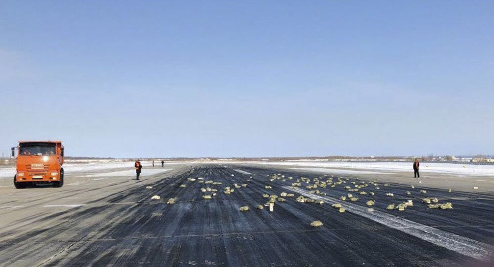 Từ máy bay An-12 ở Yakutsk rơi ra những thỏi kim loại quý trị giá 122 triệu đô la