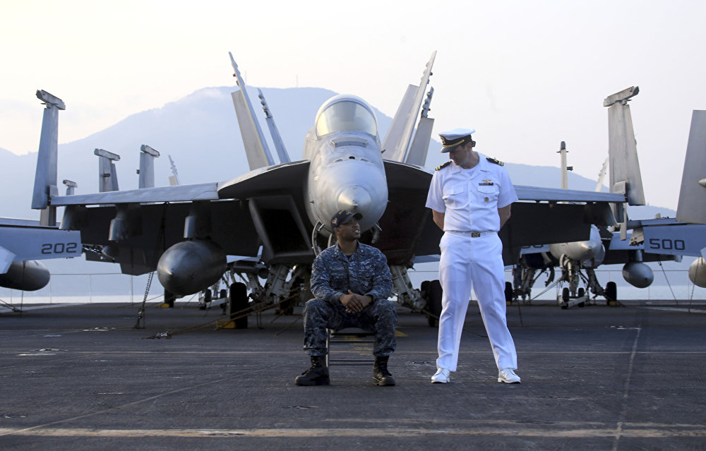 Các sĩ quan Mỹ trên tàu sân bay Hải quân Hoa Kỳ Carl Vinson tại cảng Đà Nẵng, Việt Nam