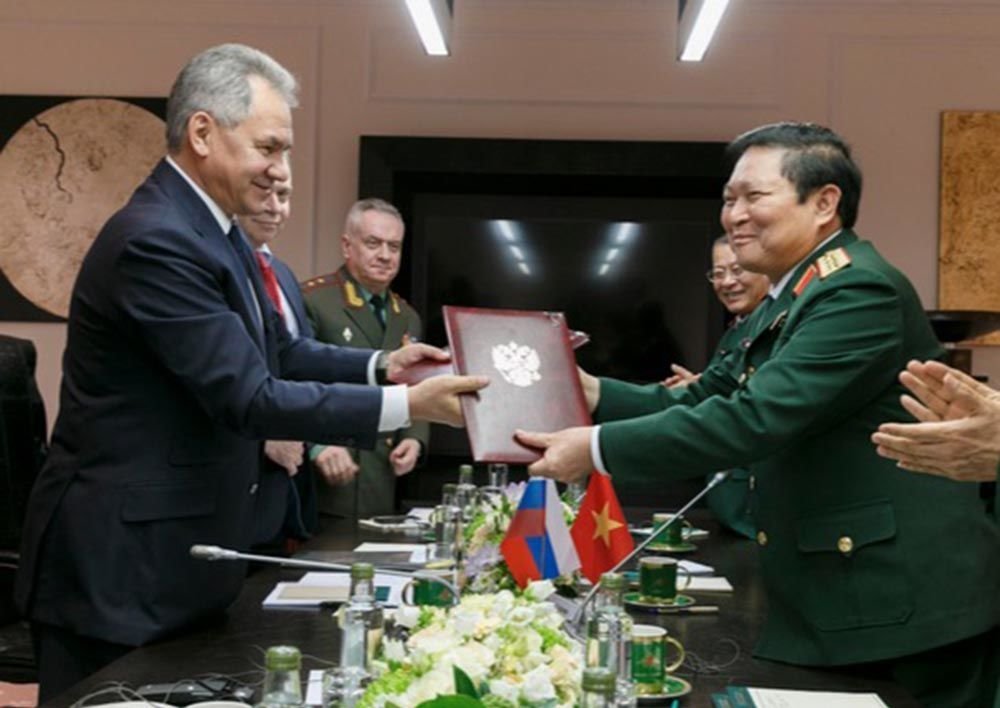 Lộ trình phát triển hợp tác quân sự song phương Nga-Việt giai đoạn 2018-2020 đã được ký kết trong ngày thứ Tư tại Mátxcơva sau cuộc hội đàm của Bộ trưởng Quốc phòng Nga, Đại tướng Sergei Shoigu, và Bộ trưởng Quốc phòng Việt Nam, Đại tướng Ngô Xuân Lịch.
