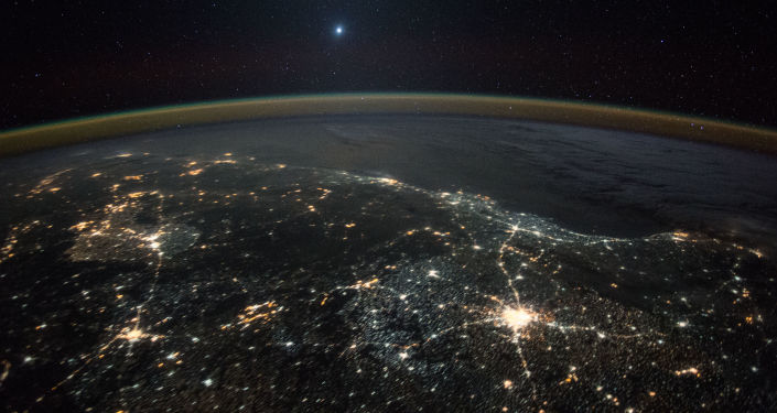 Hình ảnh sao Kim trên nền ánh đèn đêm của Trái đất, chụp từ Trạm vũ trụ quốc tế ISS